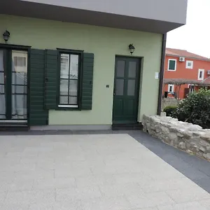 Lori Biograd Na Moru